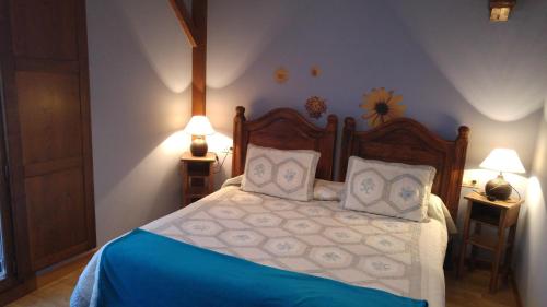 a bedroom with a large bed with two lamps at Casa Rural Osante in Labastida
