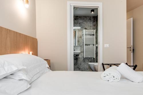 a bedroom with a white bed and a bathroom at Bmi Florence rooms in Florence