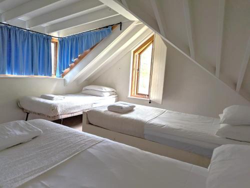 En eller flere senge i et værelse på Rural Cottage Retreat, Near Goodwood Festival of Speed, Dog Friendly with Shared Outdoor Pool, gardens & Tennis, Free Parking! Chichester Holiday Properties