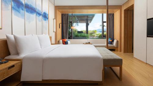 Ένα ή περισσότερα κρεβάτια σε δωμάτιο στο Hotel Indigo Dali Erhai by IHG