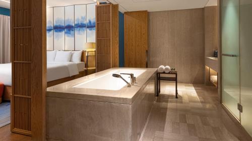 Ένα ή περισσότερα κρεβάτια σε δωμάτιο στο Hotel Indigo Dali Erhai by IHG