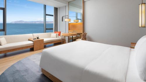 Ένα ή περισσότερα κρεβάτια σε δωμάτιο στο Hotel Indigo Dali Erhai by IHG