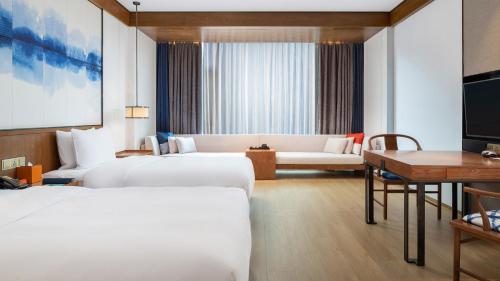 Ένα ή περισσότερα κρεβάτια σε δωμάτιο στο Hotel Indigo Dali Erhai by IHG