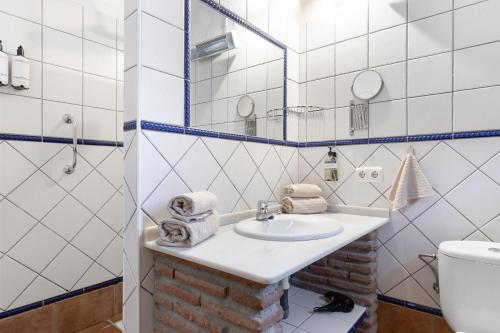 A bathroom at Boutique B&B Cortijo Valverde Álora