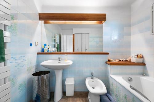 une salle de bain avec un lavabo, des toilettes et une baignoire dans l'établissement Villa Les Aloes, à Saint-Cyr-sur-Mer