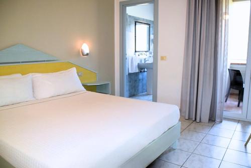 Postel nebo postele na pokoji v ubytování Lu' Hotel Porto Pino