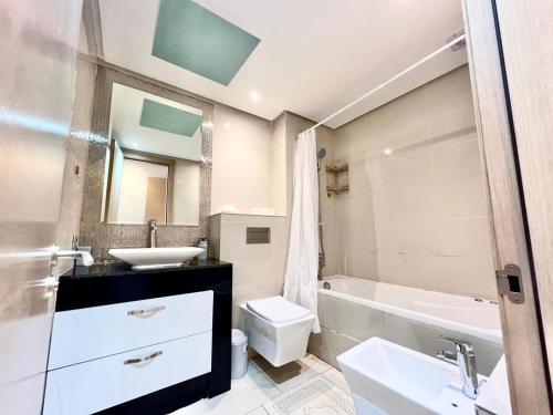 马拉喀什Prestigia Luxury Appart 2 Room的带水槽、马桶和浴缸的浴室
