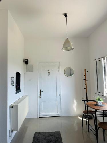 a white room with a table and a white door at La casa di Catrina in Alinda