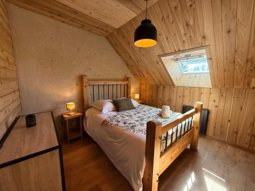 une chambre avec un lit dans une cabane en bois dans l'établissement Thynoé - Châteaux - Loire à vélo, à Muides-sur-Loire
