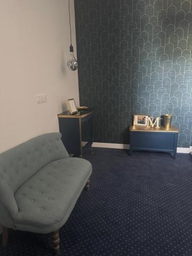 une salle d'attente avec une chaise et une table dans l'établissement Chateau de Mont-vert, à Saint-Zacharie