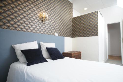 une chambre avec un grand lit blanc avec des murs bleus dans l'établissement Chateau de Mont-vert, à Saint-Zacharie