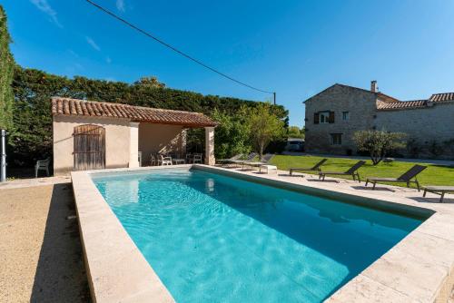 une piscine devant une maison dans l'établissement Mas De Charme Caumont Sur Durance, à Caumont-sur-Durance