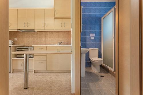 MarathiasにあるFiore Levante Villasの小さなキッチン(シンク、トイレ付)