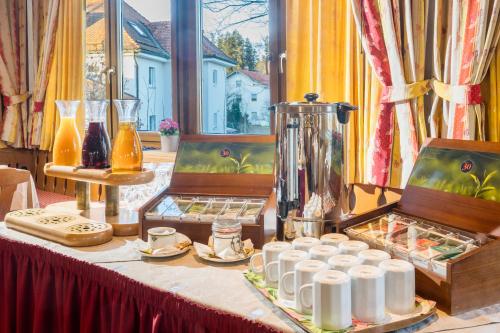 een tafel met kopjes erop bij Hotel-Gasthof Huber in Ebersberg