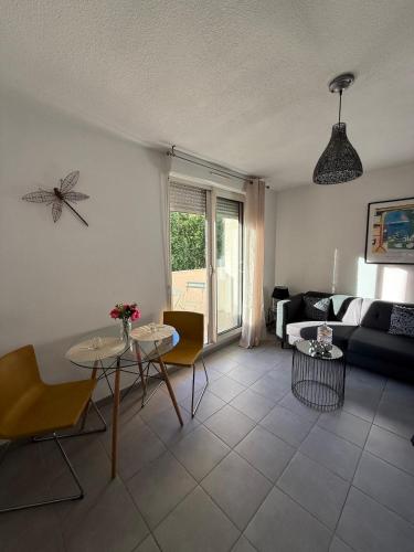 un salon avec un canapé et une table dans l'établissement Charmant appartement moderne avec place de parking privative, à Marseille