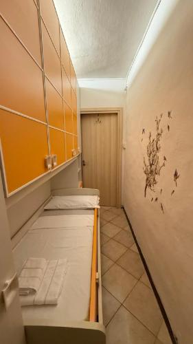 ヴェネツィアにあるFlora apartmentの二段ベッドが2つある部屋