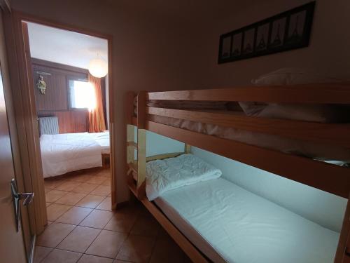 - 2 lits superposés dans une chambre avec un miroir dans l'établissement Appartement Confortable 2* pour 6 Pers, Près des Pistes à Montgenèvre - FR-1-445-54, à Montgenèvre