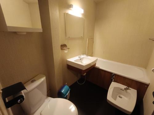 une salle de bain avec des toilettes blanches et un lavabo dans l'établissement Studio pour 2 pers à Montgenèvre - Proximité pistes et commerces - Parking inclus - Petit Budget - FR-1-445-154, à Montgenèvre