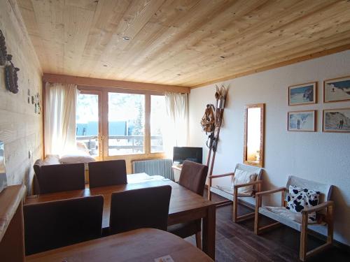 un salon avec une table et des chaises en bois dans l'établissement Charmant appartement chalet rénové, 4-6 pers, situé à 100m des pistes à Montgenèvre - FR-1-445-162, à Montgenèvre