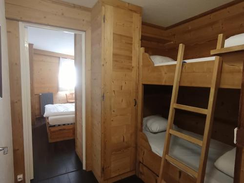 une chambre avec deux lits superposés et une échelle dans l'établissement Charmant appartement chalet rénové, 4-6 pers, situé à 100m des pistes à Montgenèvre - FR-1-445-162, à Montgenèvre