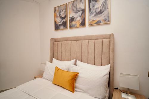 a bedroom with a bed with a yellow pillow at Un Stay Magique vous attend à Kenitra in Kenitra