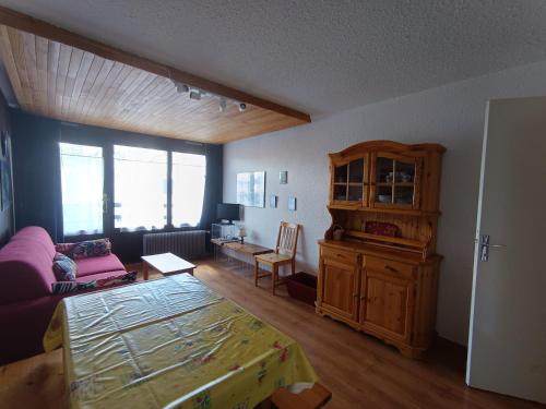 un salon avec un canapé et une table dans l'établissement Appartement proche pistes et commerces, 6 pers, vue montagnes, animaux admis, parking - FR-1-445-86, à Montgenèvre