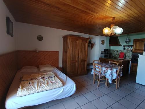 une chambre avec un lit et une table et une cuisine dans l'établissement Studio 4 pers - Petit prix - Parking, balcon sud - Animaux acceptés - FR-1-445-79, à Montgenèvre