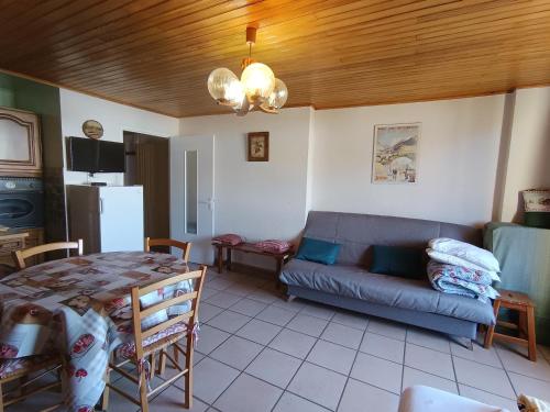 un salon avec un canapé et une table dans l'établissement Studio 4 pers - Petit prix - Parking, balcon sud - Animaux acceptés - FR-1-445-79, à Montgenèvre