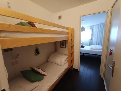 - une chambre avec 2 lits superposés dans l'établissement Appartement confortable 4 pers, balcon soleil, parking, près des pistes - FR-1-445-172, à Montgenèvre