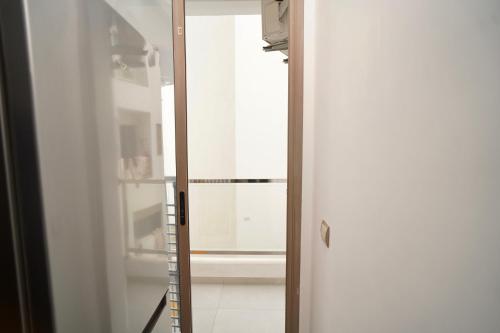 a glass door with a mirror in a room at Un Stay Magique vous attend à Kenitra in Kenitra