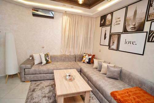 a living room with a couch and a table at Un Stay Magique vous attend à Kenitra in Kenitra