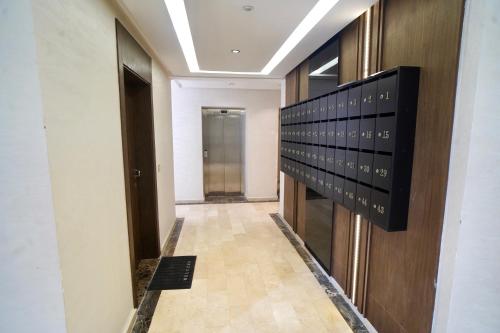 a corridor in a building with a door and a hallway at Un Stay Magique vous attend à Kenitra in Kenitra
