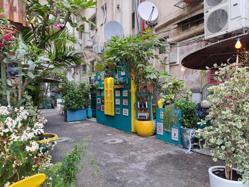 un centro di giardinaggio con piante in vaso in un edificio di Terminal-Haifa port a Haifa
