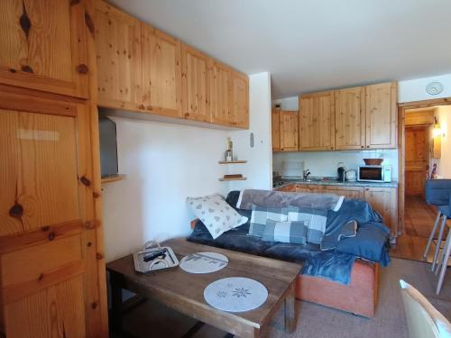 un salon avec un canapé et une table dans l'établissement Studio cosy avec terrasse, jardin, proche pistes et commerces à Montgenèvre - FR-1-445-188, à Montgenèvre