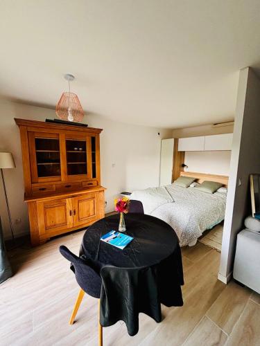 - une chambre avec un lit, une table et un lit dans l'établissement Escapade au soleil studio au calme avec parking, à Cagnes-sur-Mer