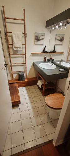 Ένα μπάνιο στο Appartement luxueux 100m² Bordeaux