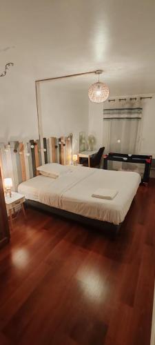 Ένα ή περισσότερα κρεβάτια σε δωμάτιο στο Appartement luxueux 100m² Bordeaux