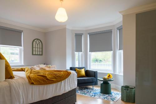 Ένα ή περισσότερα κρεβάτια σε δωμάτιο στο Cambridge 6-Bedroom Riverside Home with Free Parking