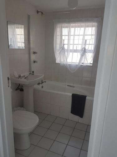 Bilik mandi di OCEAN VIEW GUEST HOUSE