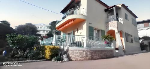 Maison accueillante à Saint-Laurent-du-Var avec jardin