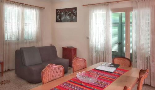 un salon avec un canapé et une table dans l'établissement Maison accueillante à Saint-Laurent-du-Var avec jardin, à Saint-Laurent-du-Var