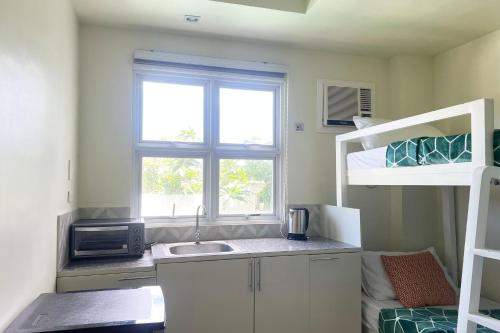 Η κουζίνα ή μικρή κουζίνα στο Accessline Inn Boracay powered by Cocotel