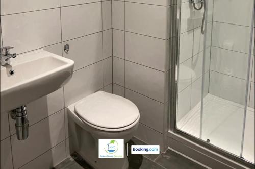 Et badeværelse på Two Bedroom Apartment By Green Haven Escapes Serviced Accommodation & Short Lets In Bradford Canal Road Contractors With Free WiFi