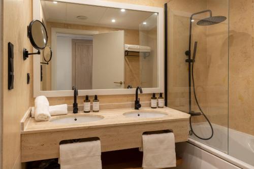 a bathroom with a sink and a shower at PONTIANA Thalasso Hotel in Oropesa del Mar