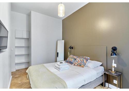 - une chambre avec un lit aux murs blancs dans l'établissement Apartment Le Marais by Studio prestige, à Paris