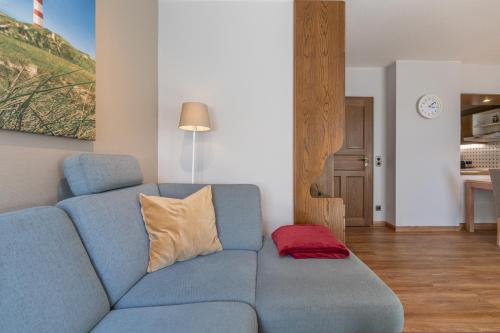 a blue couch sitting in a living room at Lütte Stuuv im Schlossgang in Husum