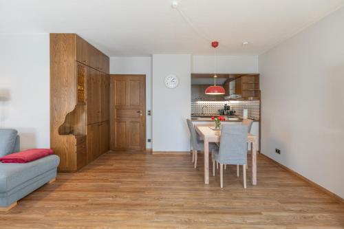 a kitchen and dining room with a table and chairs at Lütte Stuuv im Schlossgang in Husum