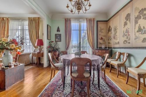une salle à manger avec une table et des chaises dans l'établissement Mallarme - CI - PREMIUM Elegant Parisian apartment 140m2, à Paris