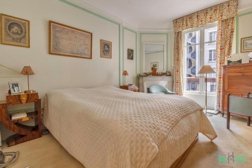 une chambre avec un lit, un bureau et une fenêtre dans l'établissement Mallarme - CI - PREMIUM Elegant Parisian apartment 140m2, à Paris