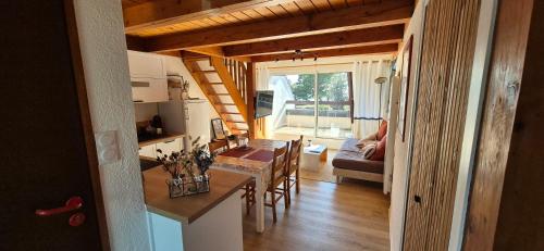 une cuisine et un salon avec une table et une salle à manger dans l'établissement Duplex apartment with sea view, à Carnac